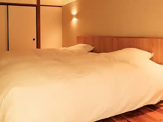 寝室のベッド