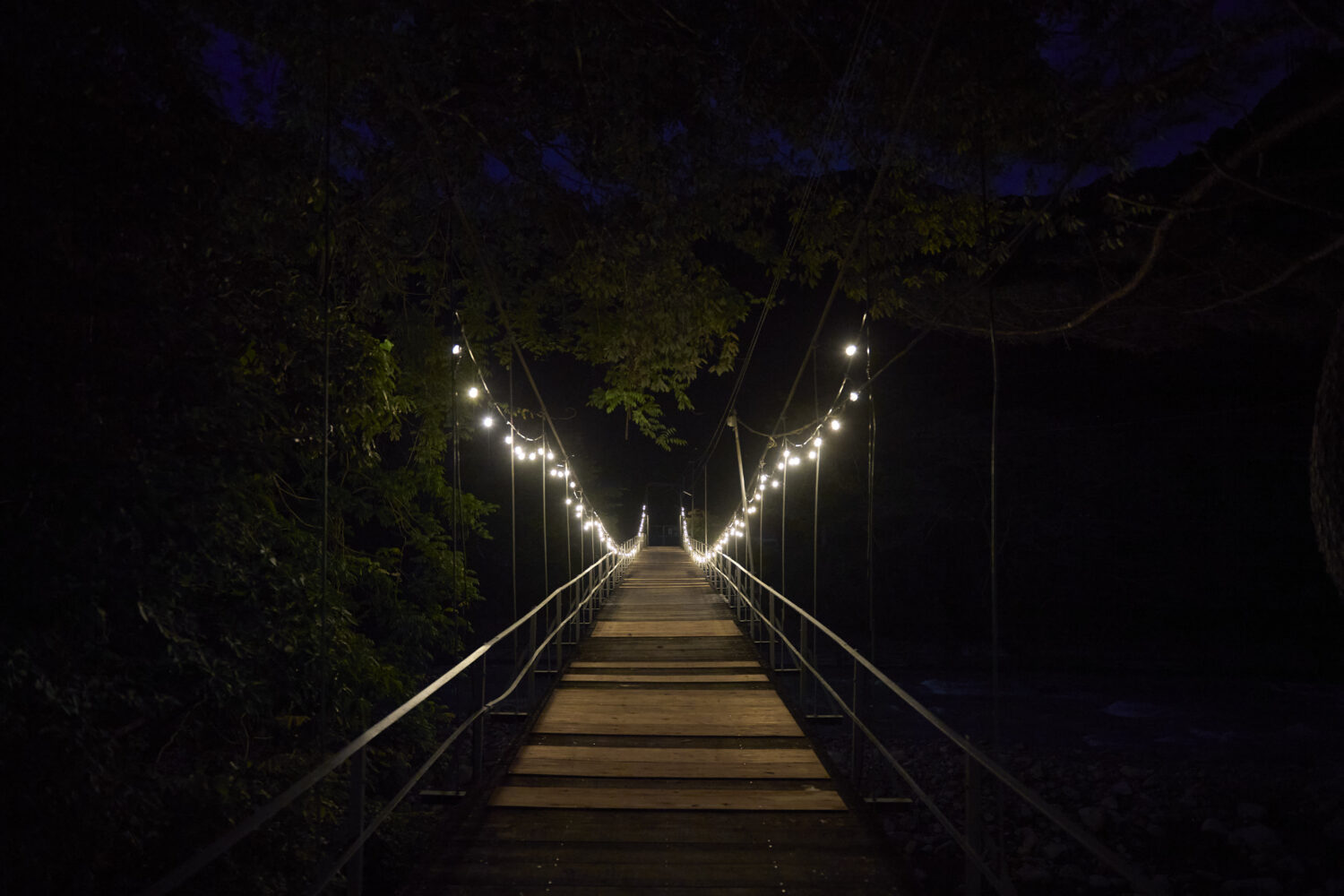 夜の吊橋