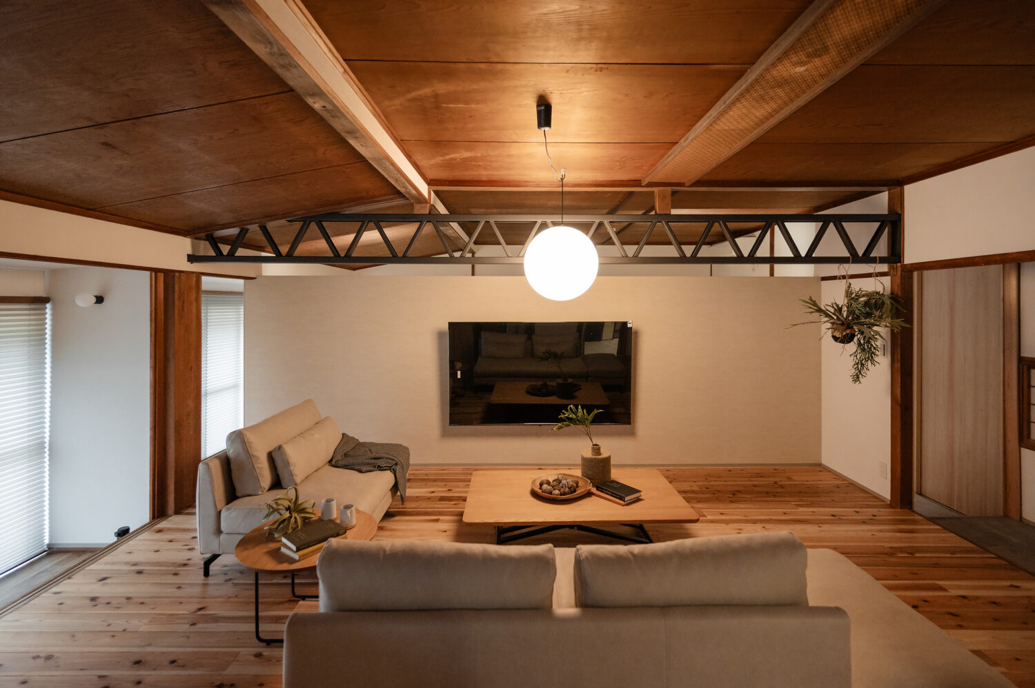 和モダンの落ち着いたリビングスペース